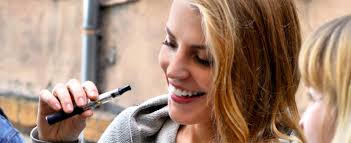 Femme utilisant une cigarette électronique